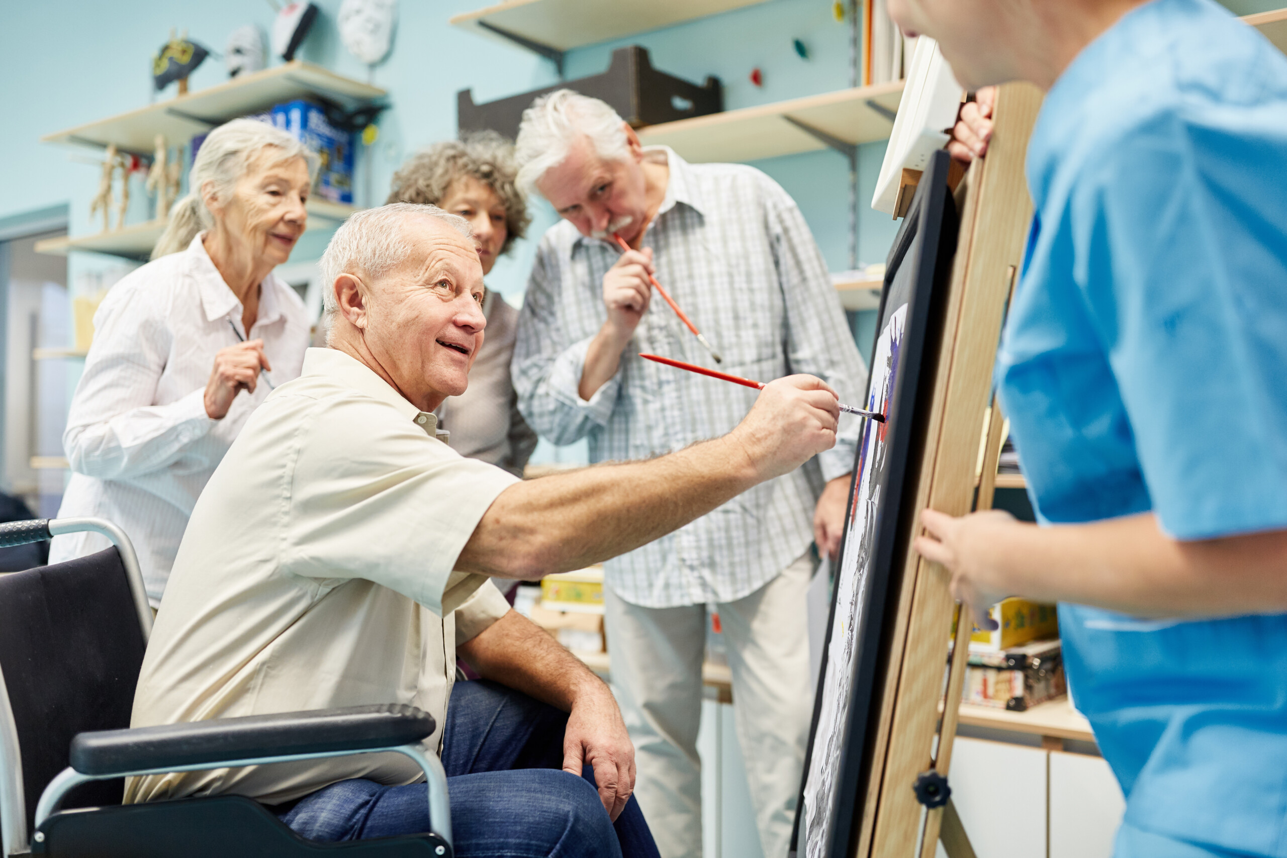 Senioren Gruppe in der kreativen Maltherapie