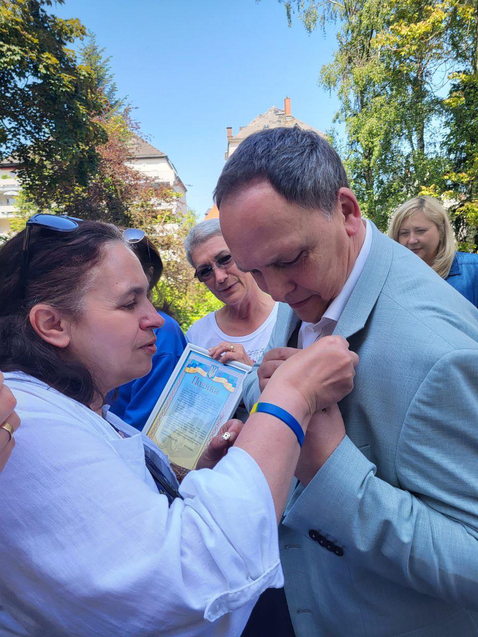 Bürgermeister Klaus Kreß erhält Ehrennadel Bürgermeister klaus Kreß erhält Ehrennadel