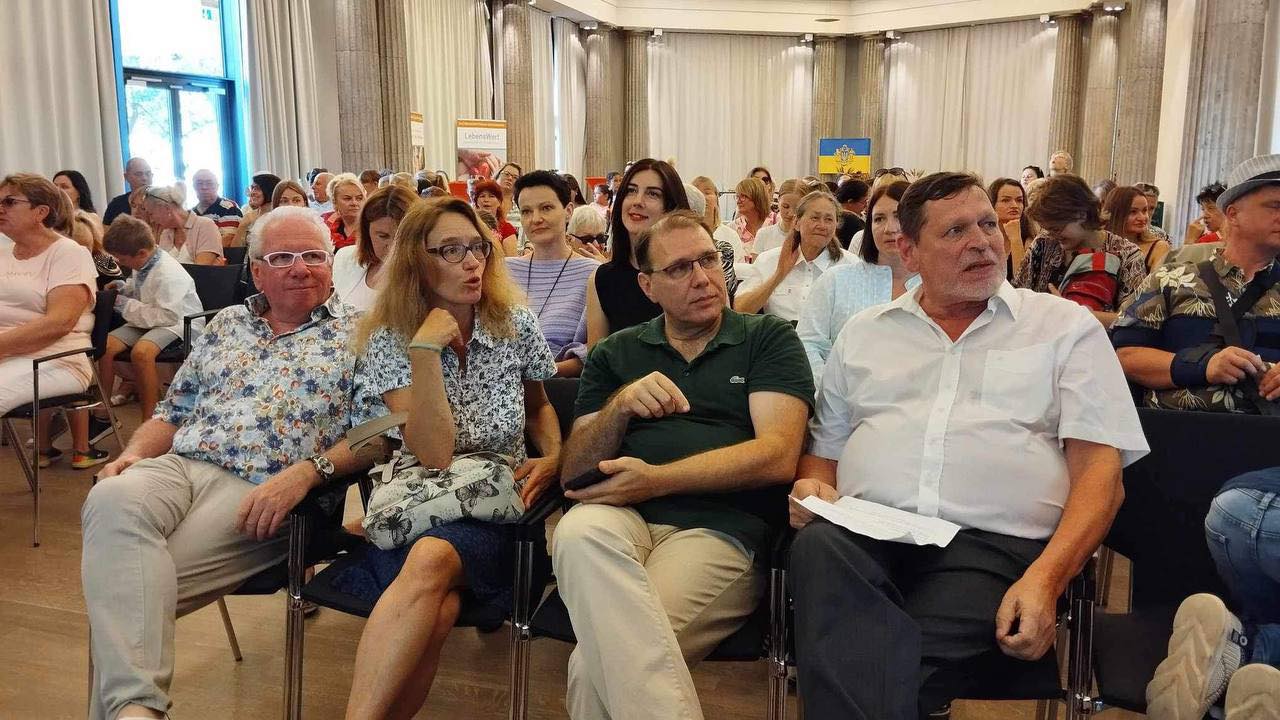 Bild 3 – Blick in den Saal mit Ehrengästen